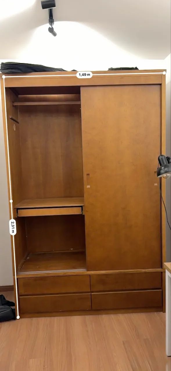 Guarda roupa de madeira com espelho e porta de correr