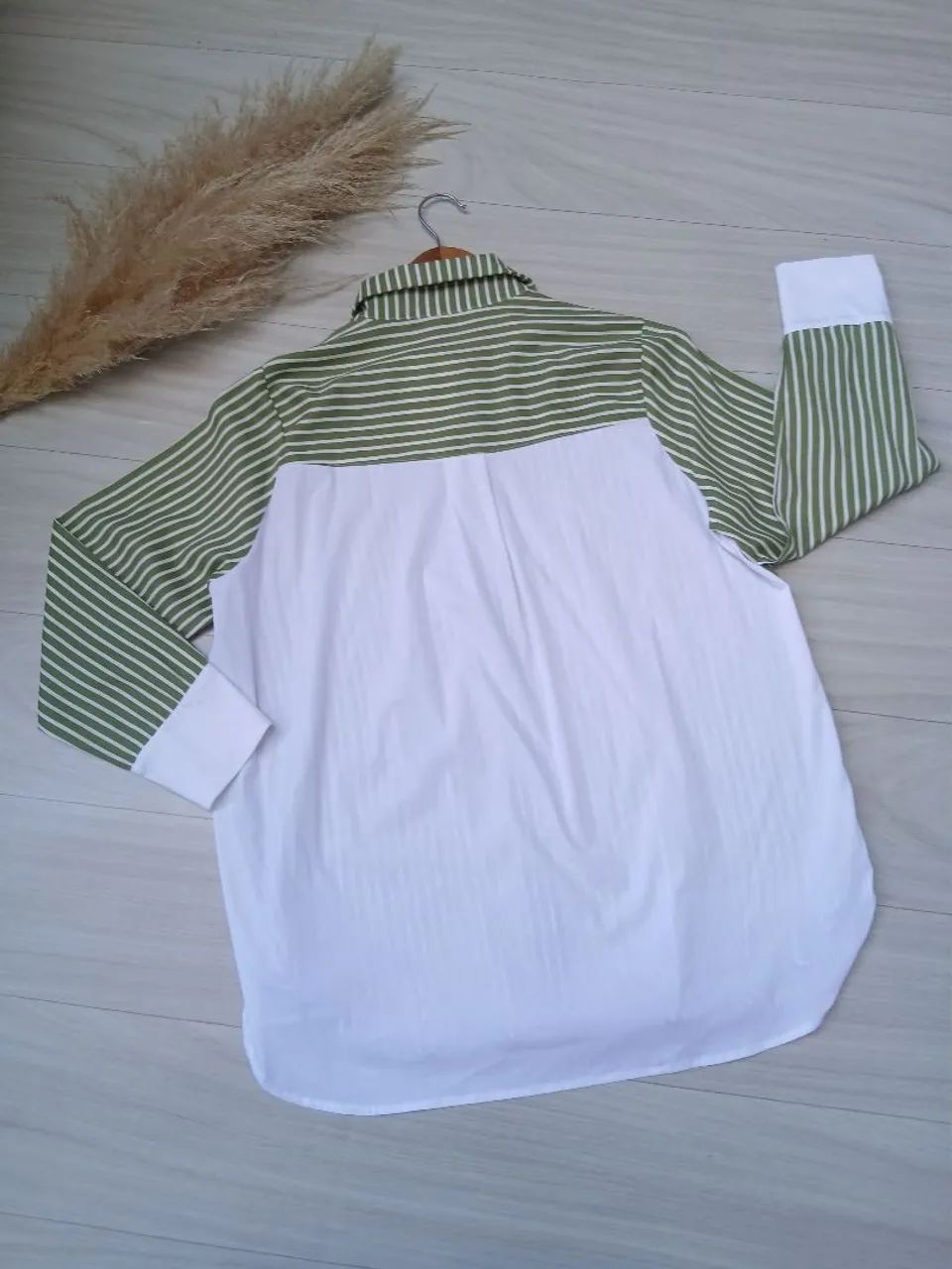 Camisa feminina listrada de manga longa  - Foto 2