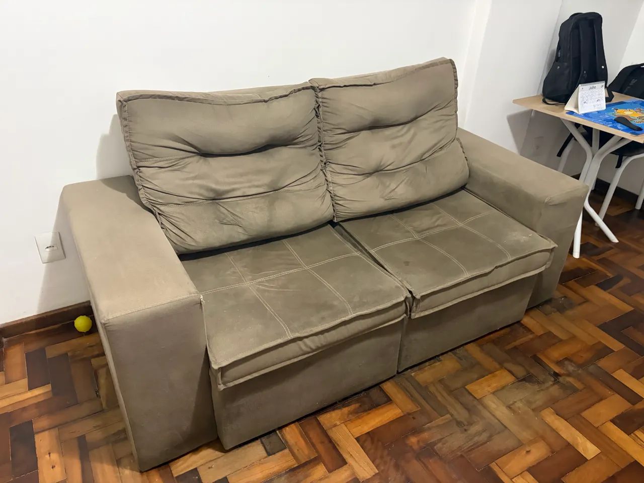 sofá retrátil e reclinável de 2 lugares.