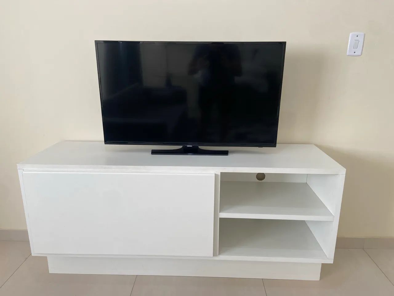 Rack para TV Branco com Porta e 2 Nichos - Ótimo Estado - Foto 4