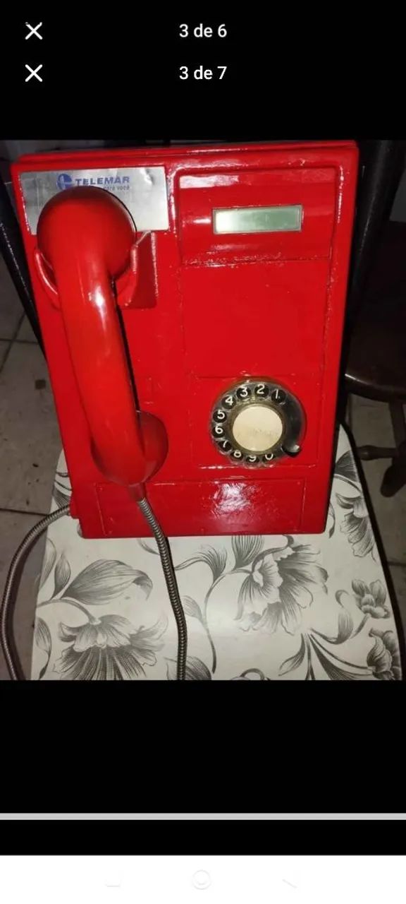 Telefone antigo orelhão.