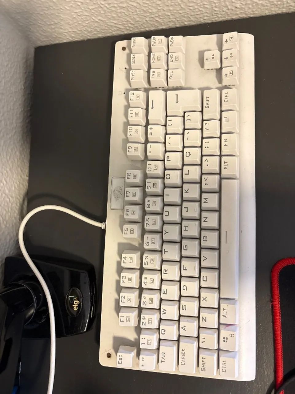 Teclado Redragon Dark Avenger versão Lunar White