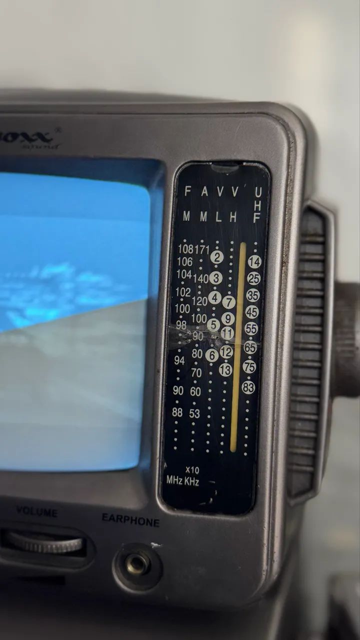 Vende-se Mini Tv Tubo Lenoxx 5 polegadas  - Foto 4