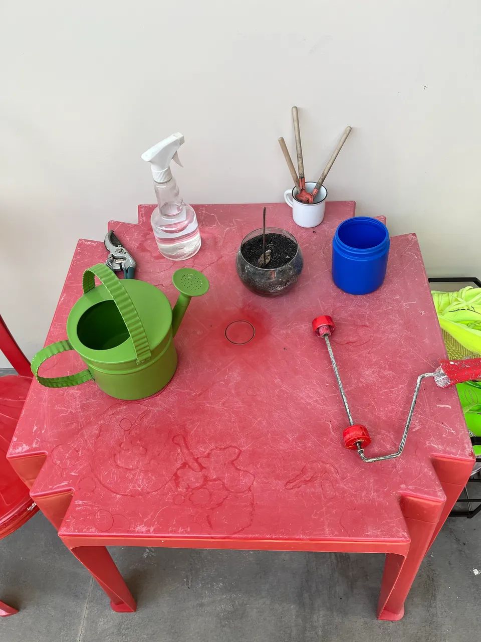 Mesa de plástico vermelha com 2 cadeiras  - Foto 2