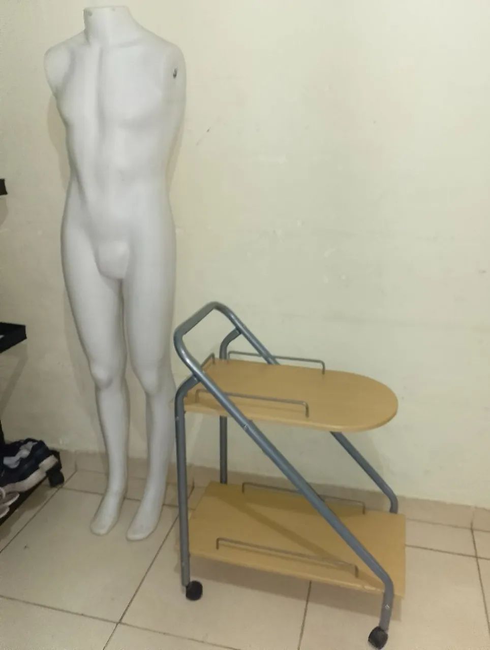MANEQUIM E MESA EM Z, VENDO SEPARADO  - Foto 5