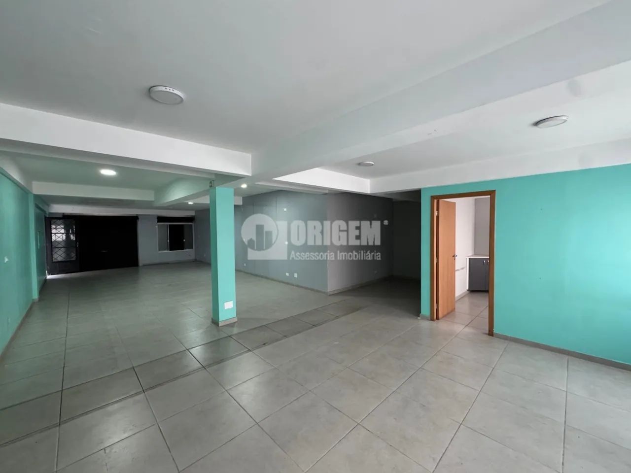 Loja com 263m2 sendo salão principal com 100m2 e 6 vagas. - Foto 2