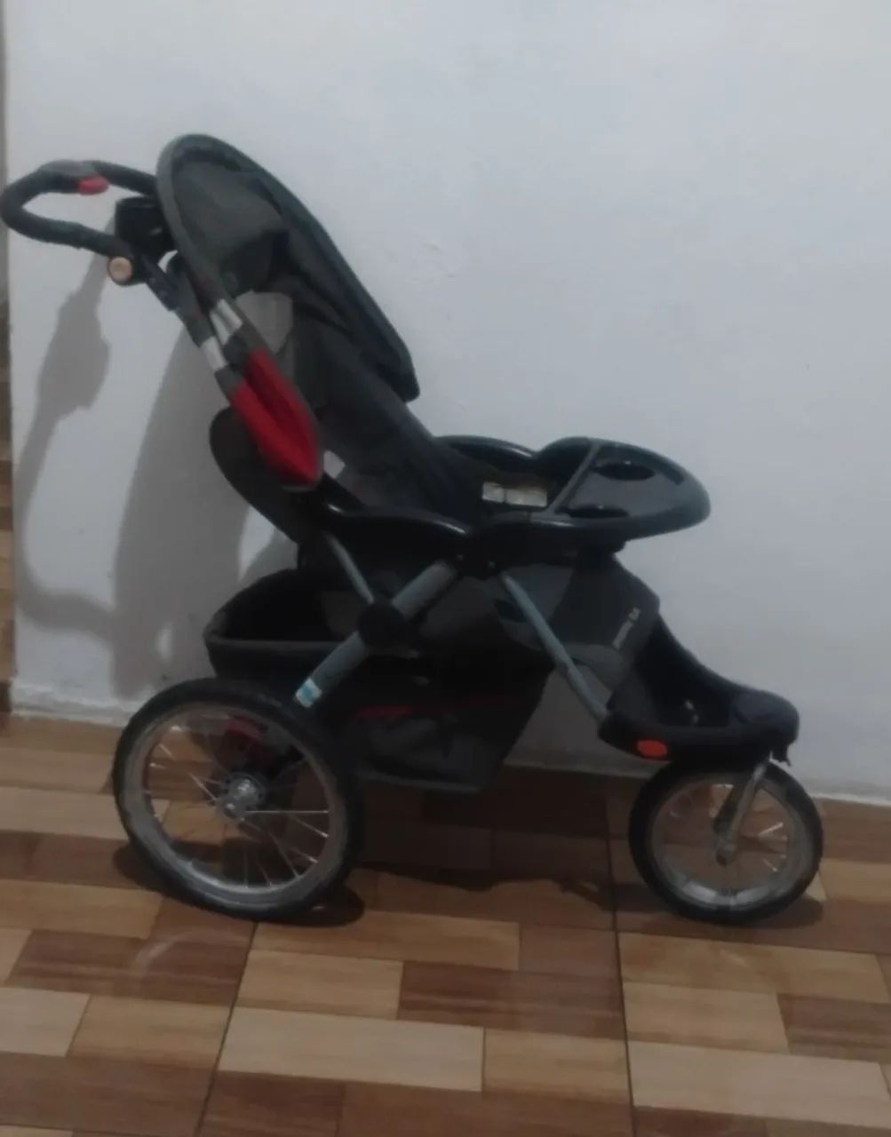 Carrinho de bebê com rodas de pneu - Foto 4