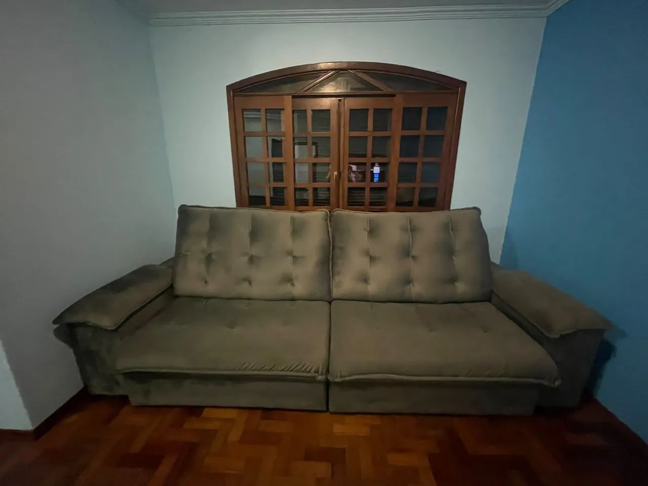 Sofá cama retrátil.