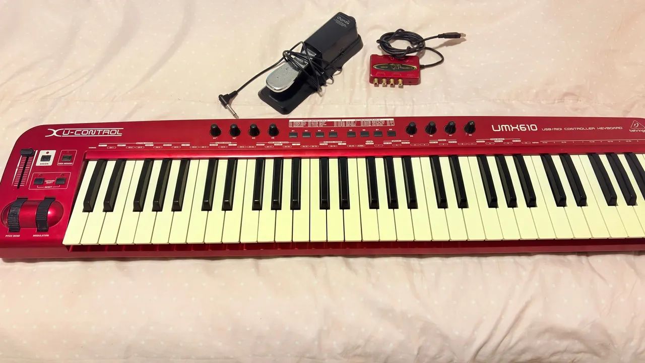 Controlador beringher, pedal e placa de áudio.