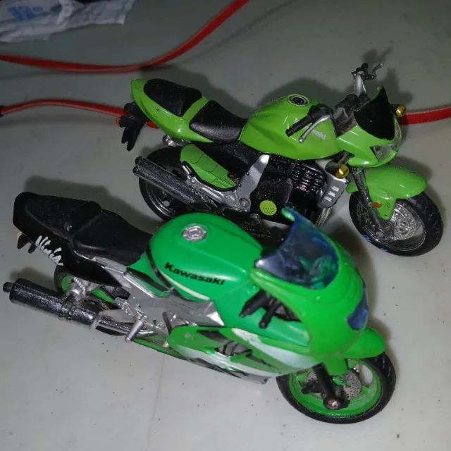 DUAS MINIATURAS DE MOTO KAWASAKI COR VERDE - Foto 2