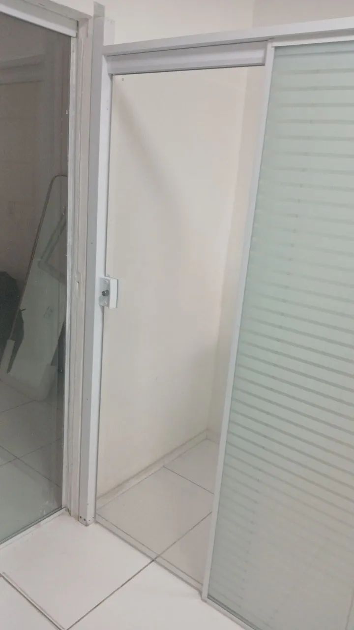 Divisória de Vidro Jateado com Estrutura em Alumínio - Conservada - Foto 3