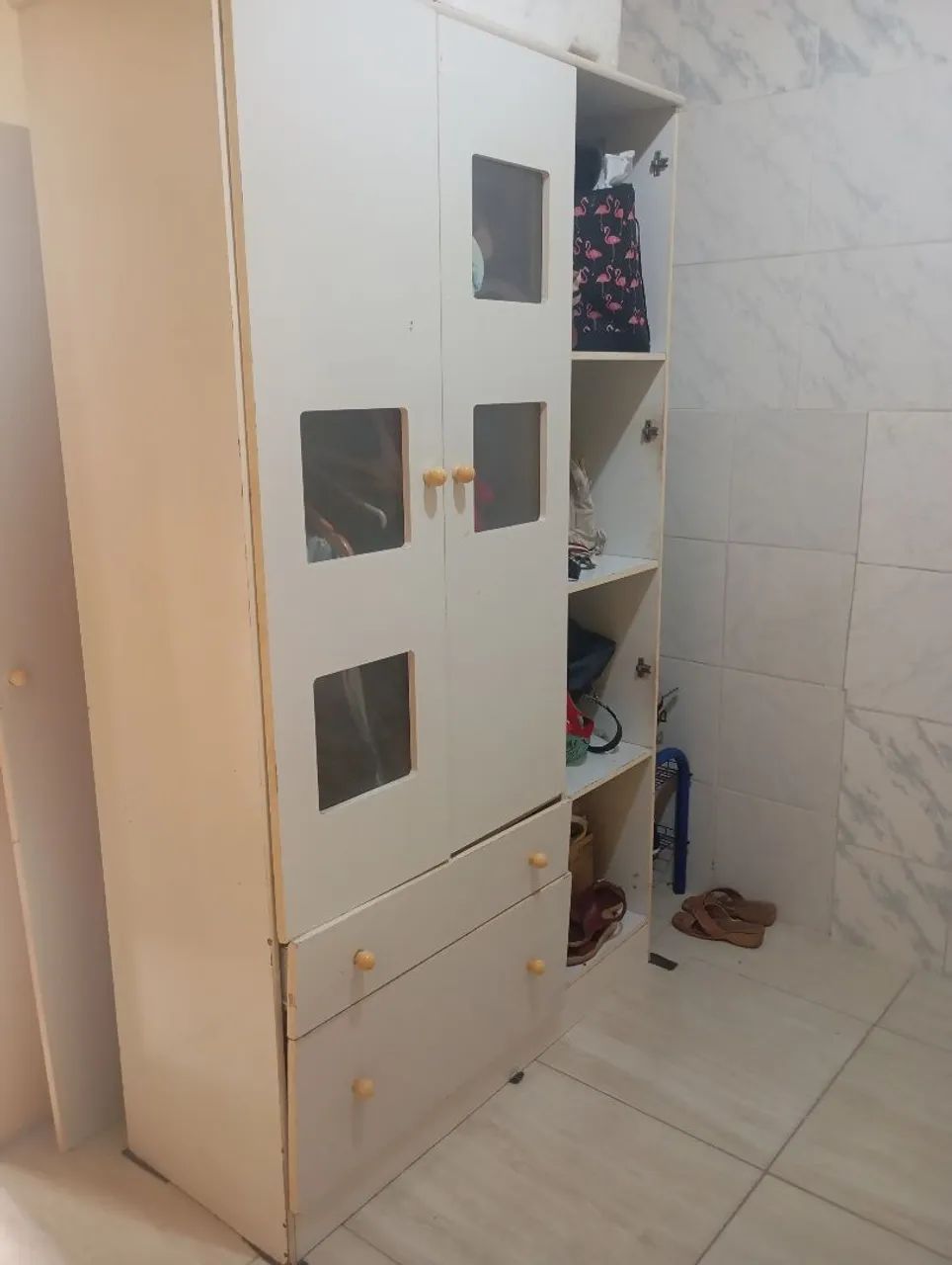 Guarda roupa infantil com algumas avarias 