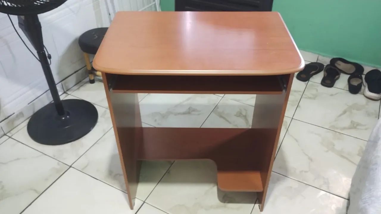 Mesa para computador compacta.