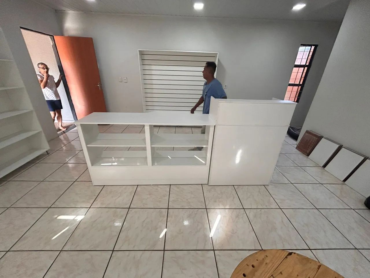 BALCÃO CAIXA ATENDIMENTO+ BALCÃO VITRINE CM VIDRO MDF NOVO  - Foto 5