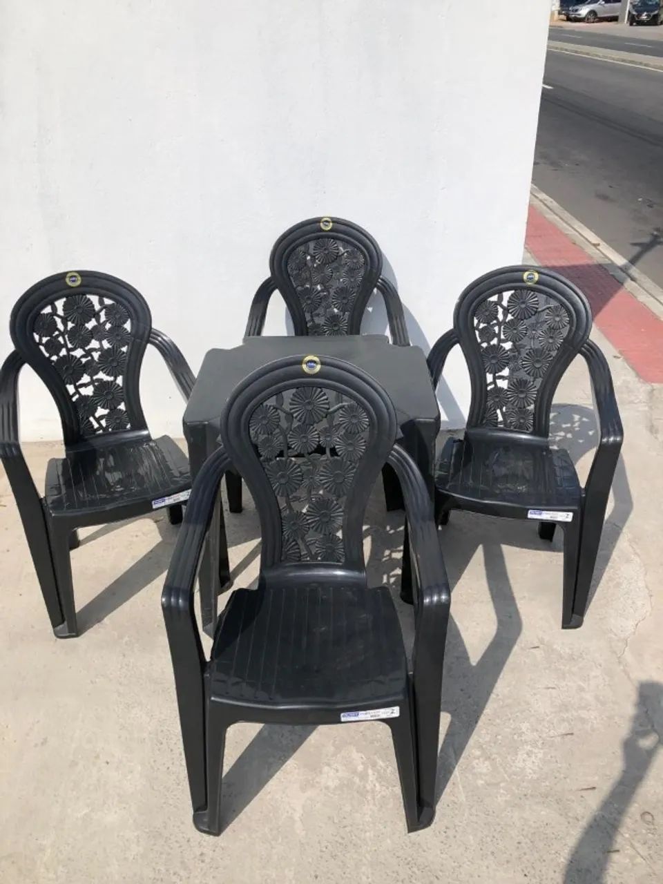 Mesa com 4 Poltronas 