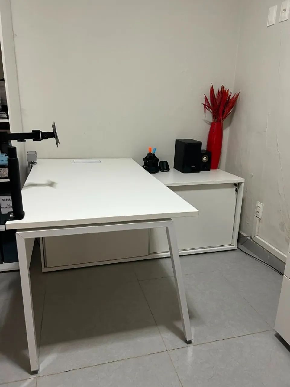 Mesa de escritório com Armário lateral 