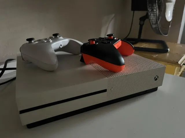 Xbox One 1TB + 2 Controles  - Foto 4