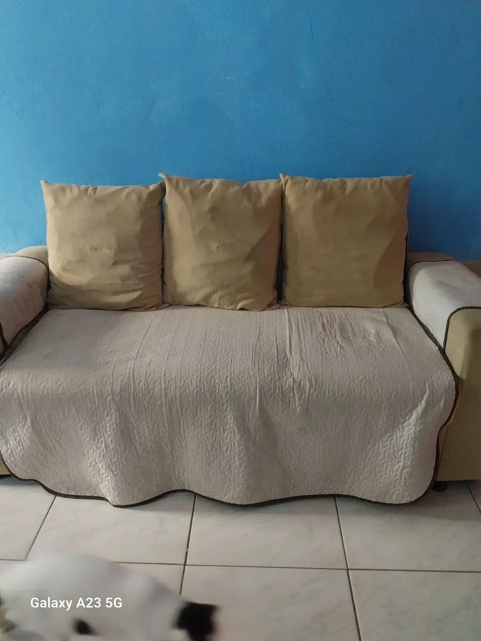 Sofá 3 lugares com almofadas 64962181688193121