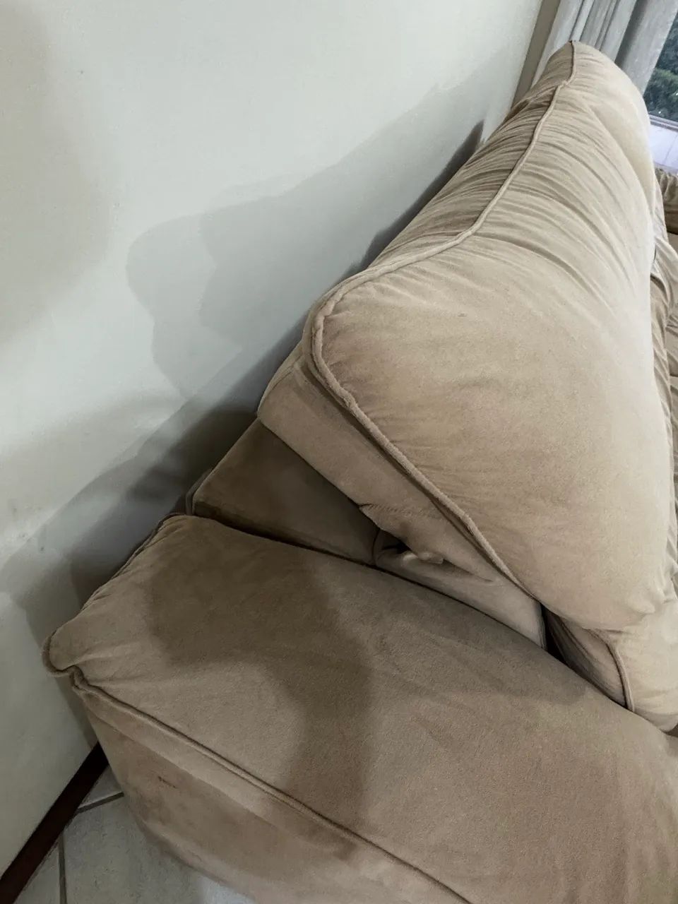 Sofá retrátil e reclinável 2,5 m - suede bege - Usado - BRINDE: mesa de vidro - Foto 2
