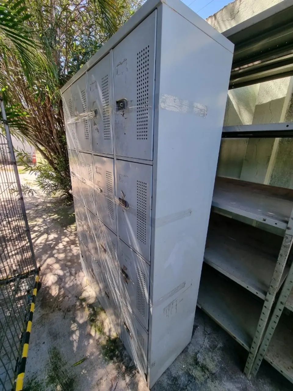 Roupeiro de aço 16 Portas bem resistente e conservado