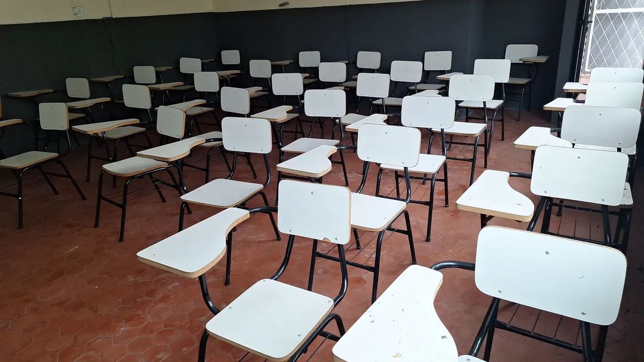 Lote com 81 cadeiras universitárias escolares (em bom estado) - Foto 2