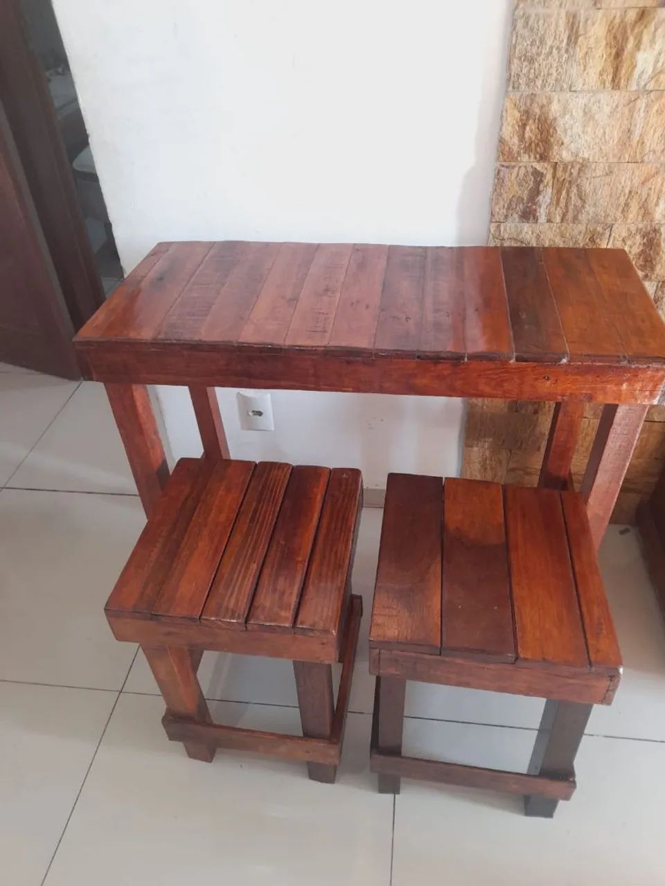 Conjunto de mesa e banquinhos ( novo) - Foto 3