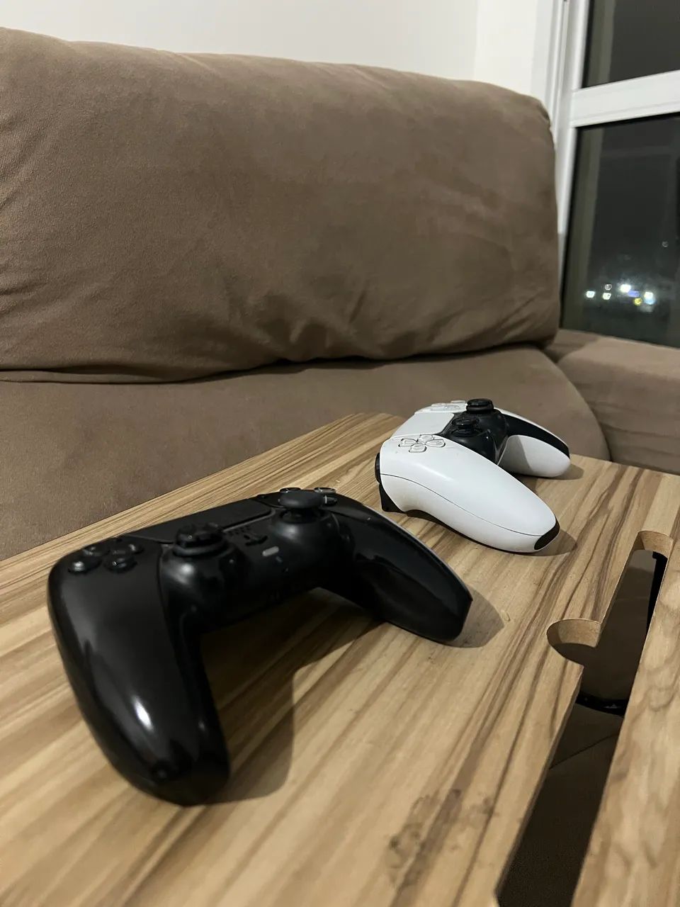 Ps5 com disco e dois controles usados juntos  - Foto 4