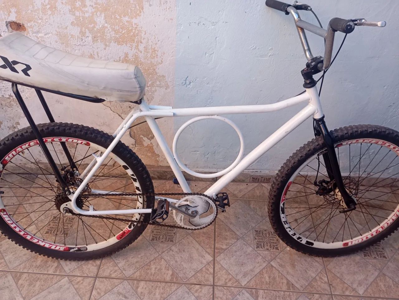 Bicicleta Monark branca aro 26, freio a disco - Foto 4
