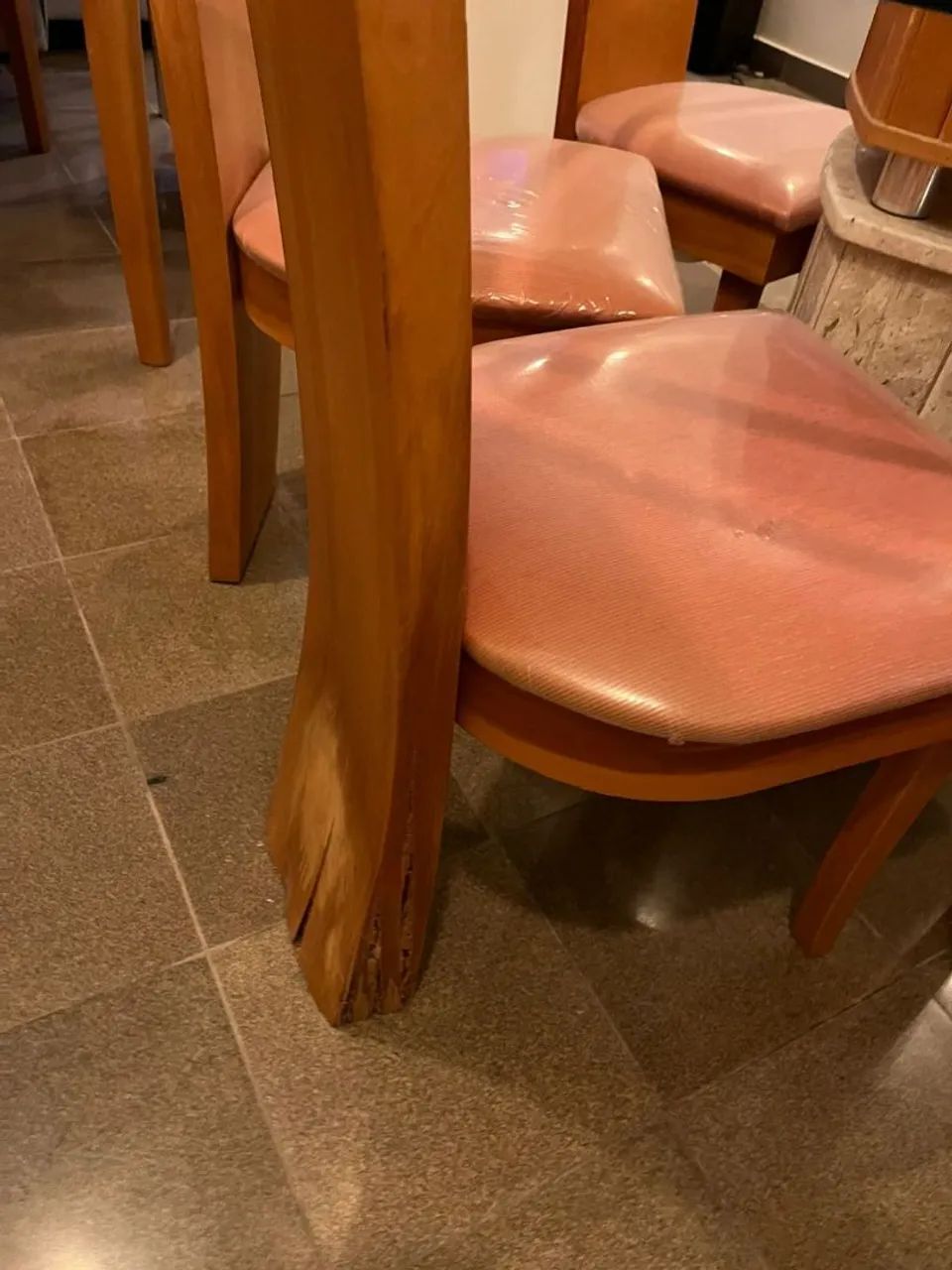 Mesa de Jantar Sofisticada com Tampo de Vidro + 6 Cadeiras em Madeira Maciça - Foto 3
