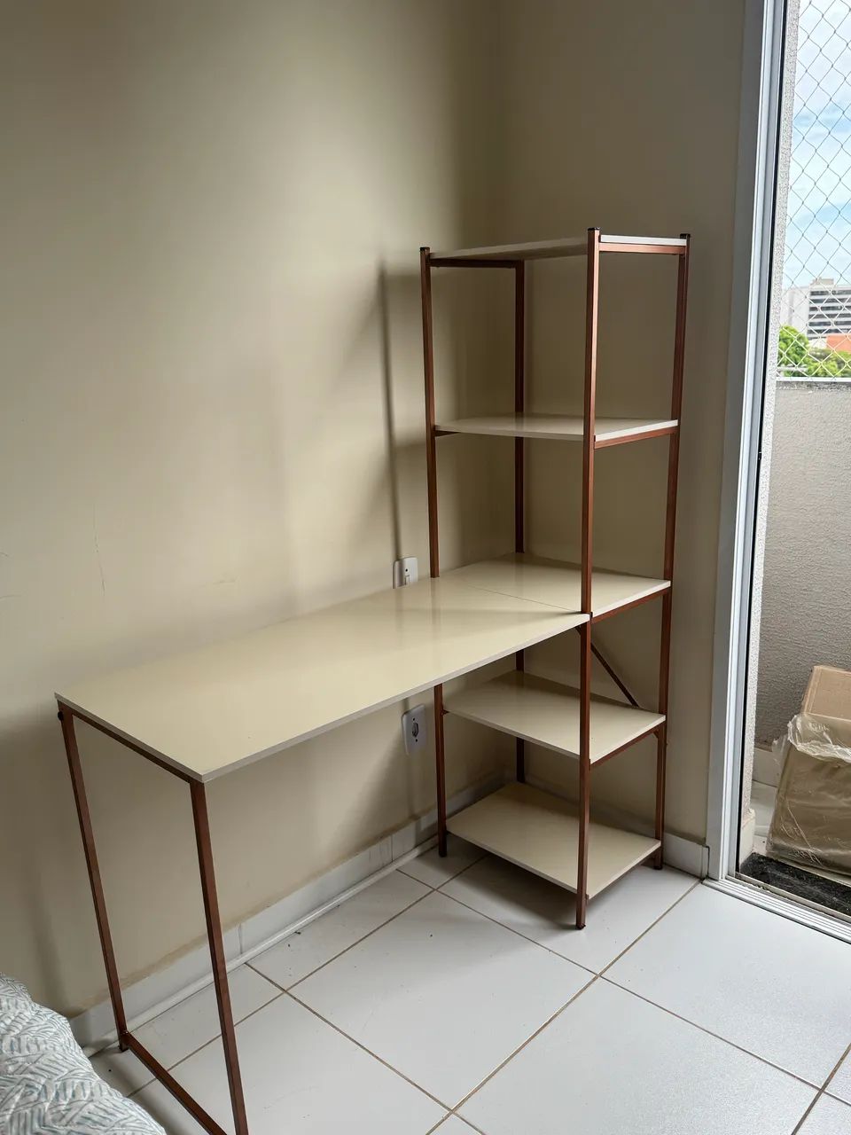 Vende-se escrivaninha com nichos - Foto 3