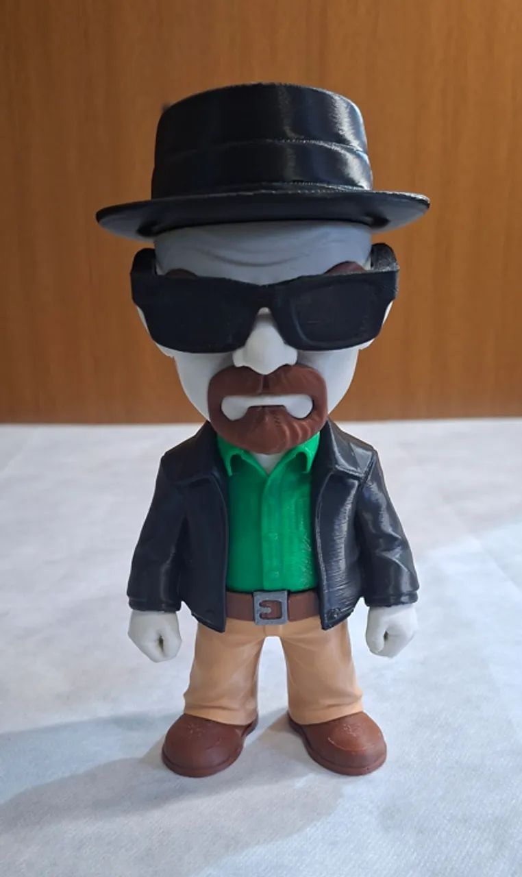 Miniatura Walter White (Heisenberg) - 18cm | Item Decorativo Colecionável