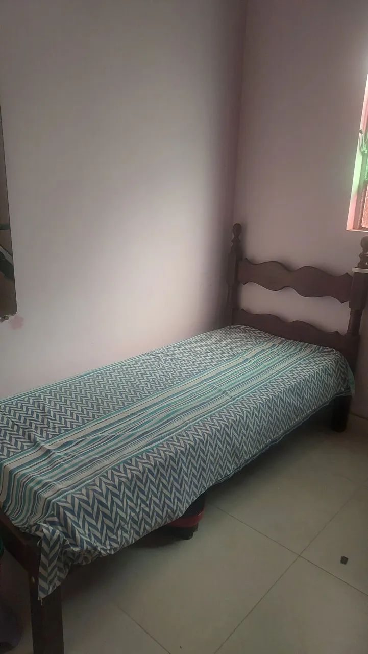Cama de solteiro em sucupira com colchão 
