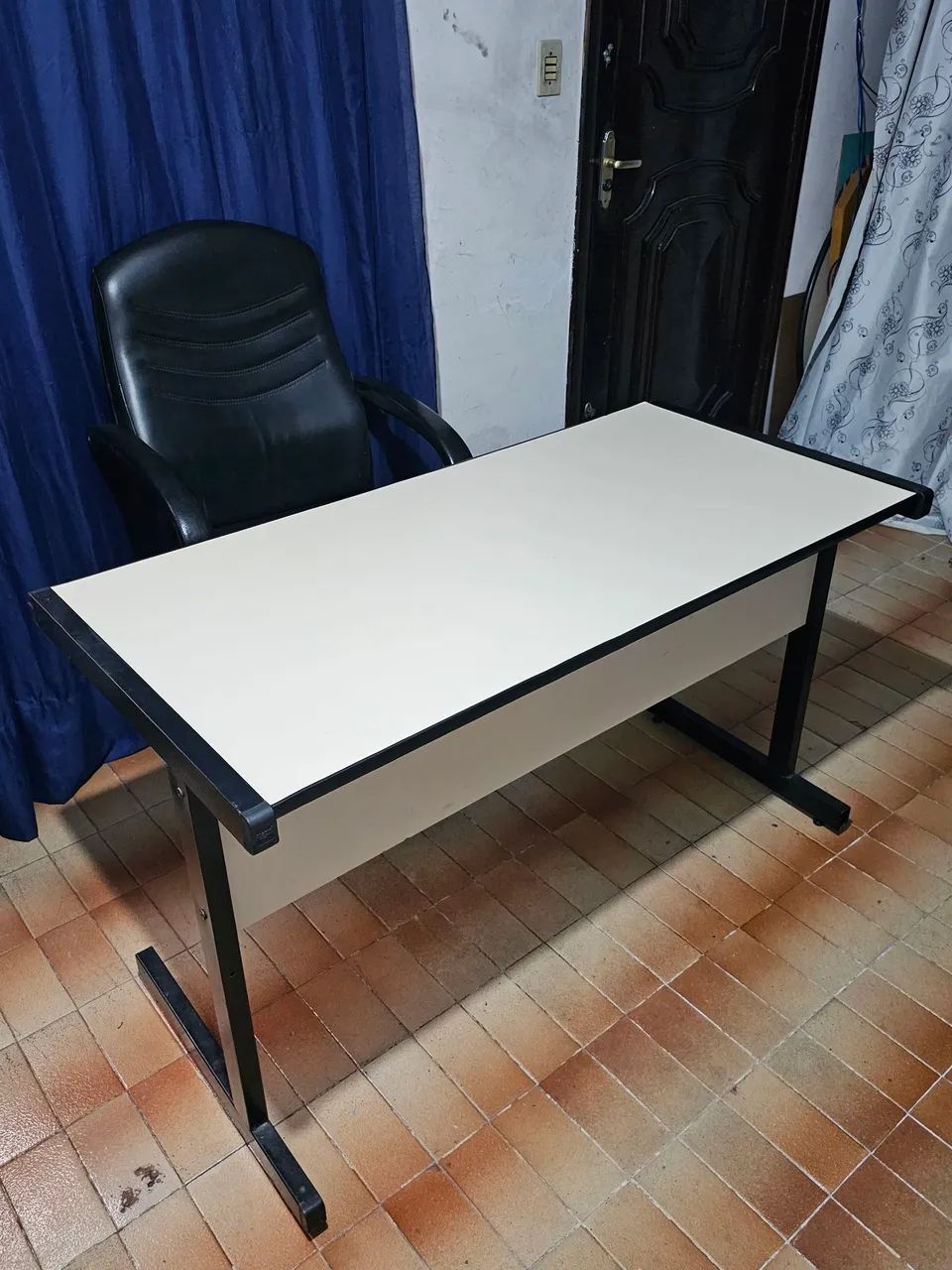 Mesa de escritório com cadeira  - Foto 2