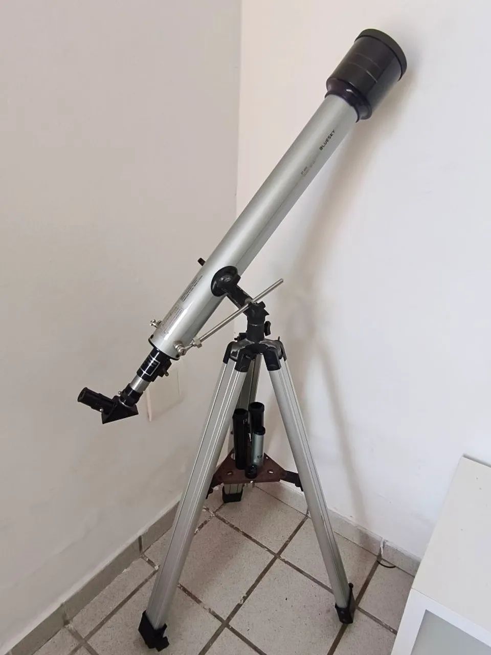 Telescópio e luneta astronômica 