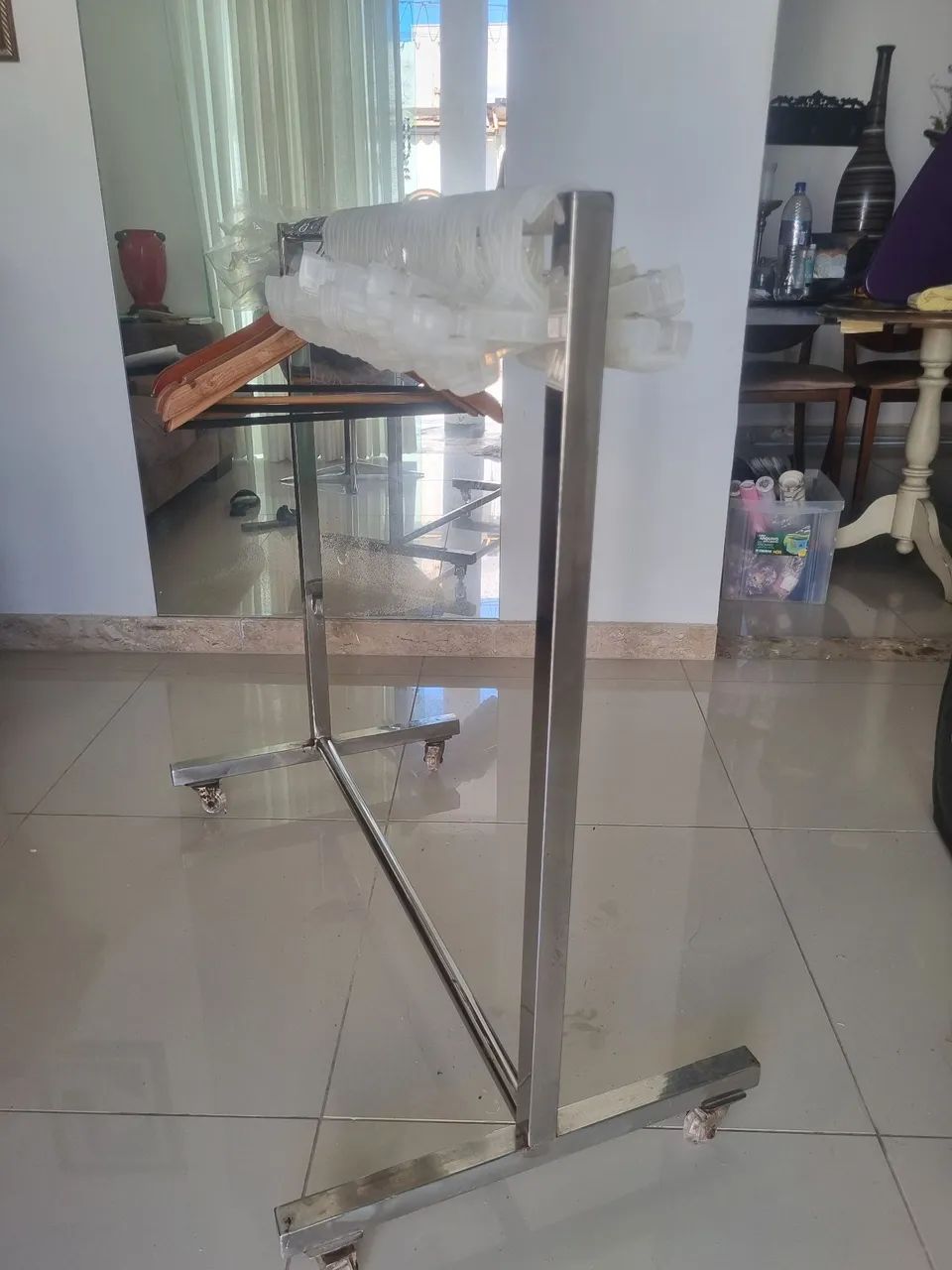 Peça closet mostruário para loja em inox com rodas de silicone. 