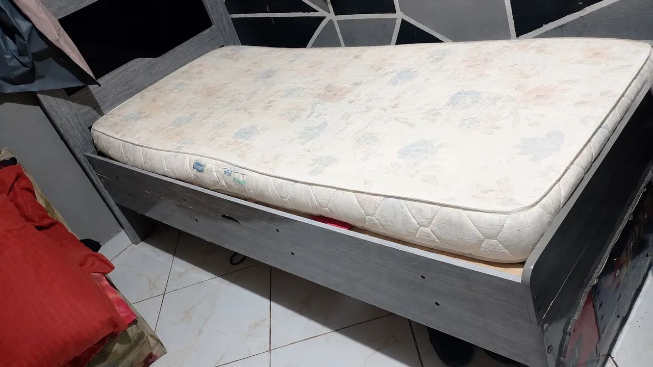 Vendo cama de solteiro com baú 