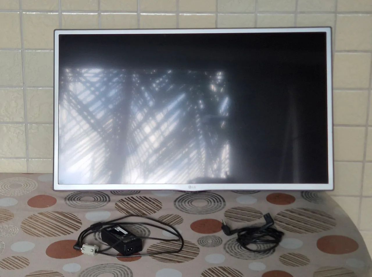Vendo LG Smart TV LED modelo 32LJ600B, com defeito no display