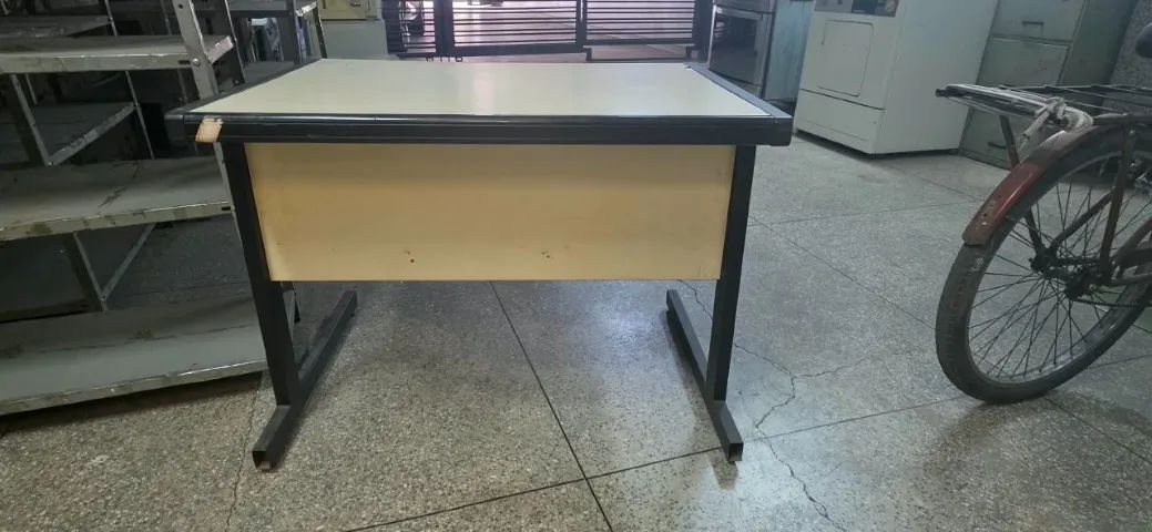 MESA DE ESCRITÓRIO USADA - LEIA DESCRIÇÃO - Foto 4