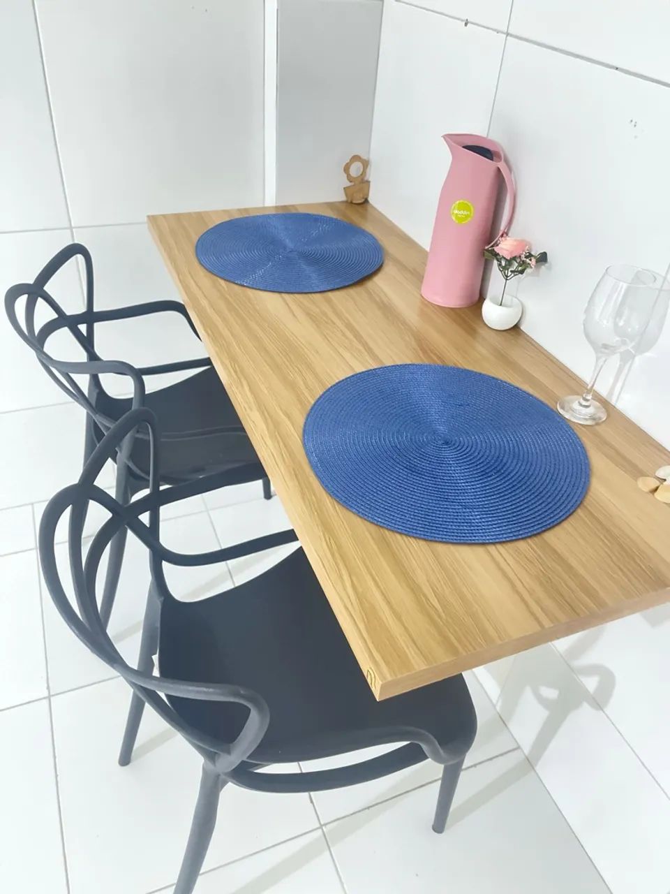 Mesa 1,20 com 2 cadeiras plásticas 