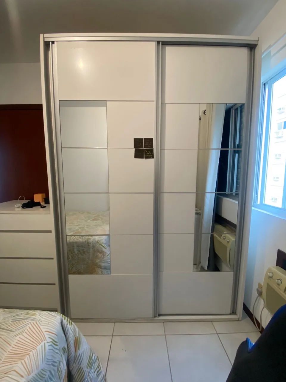 guarda-roupa branco com espelho