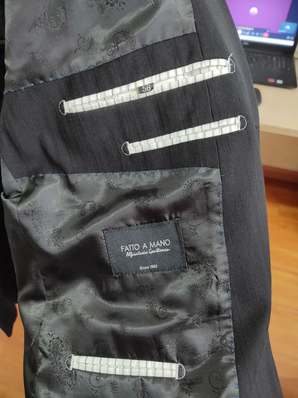 Terno Preto e uma Blusa de frio com capuz  - Foto 3
