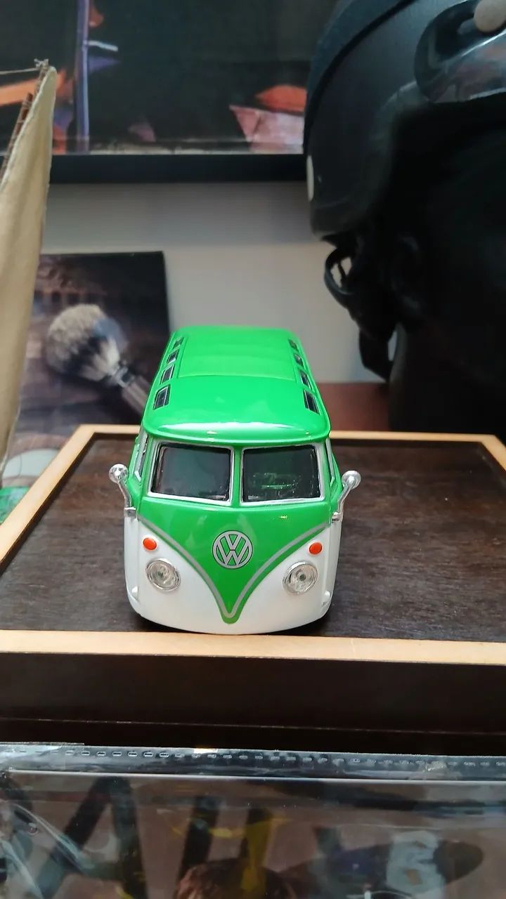 Miniatura colecionável Volkswagen Van Samba. Da Maisto - Foto 2