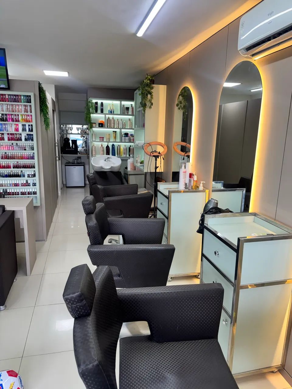 Vaga para manicure 