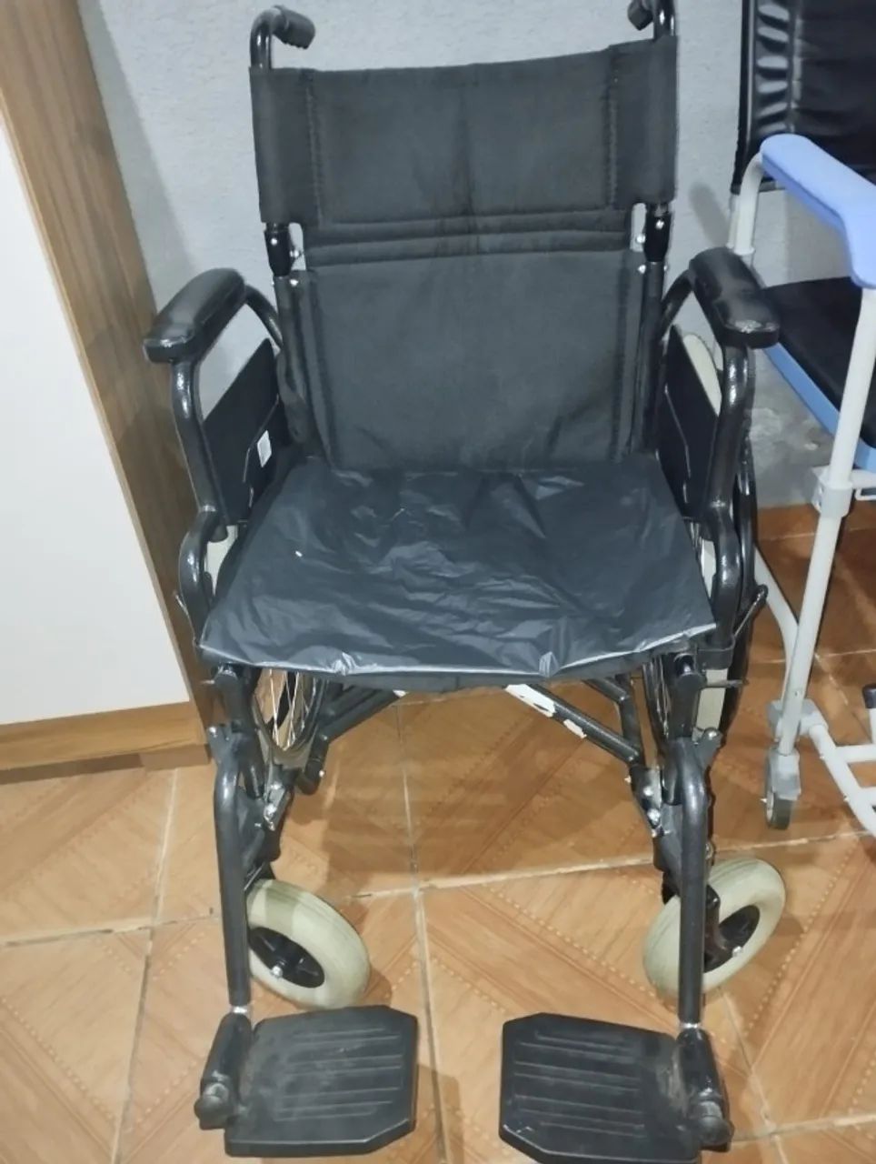 Cadeira de rodas e cadeira de banho dellamed
