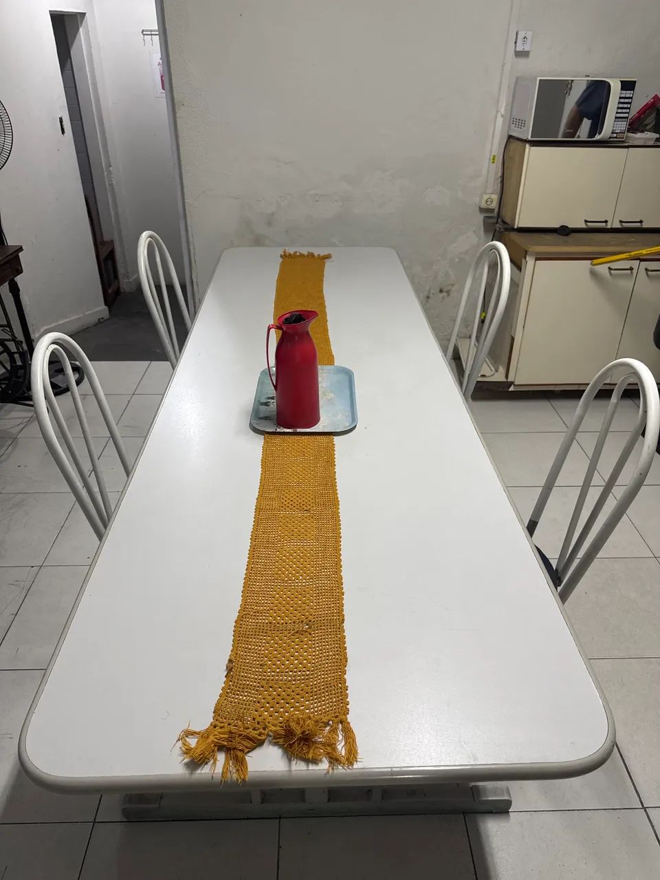 mesa comprida com 4 cadeiras 