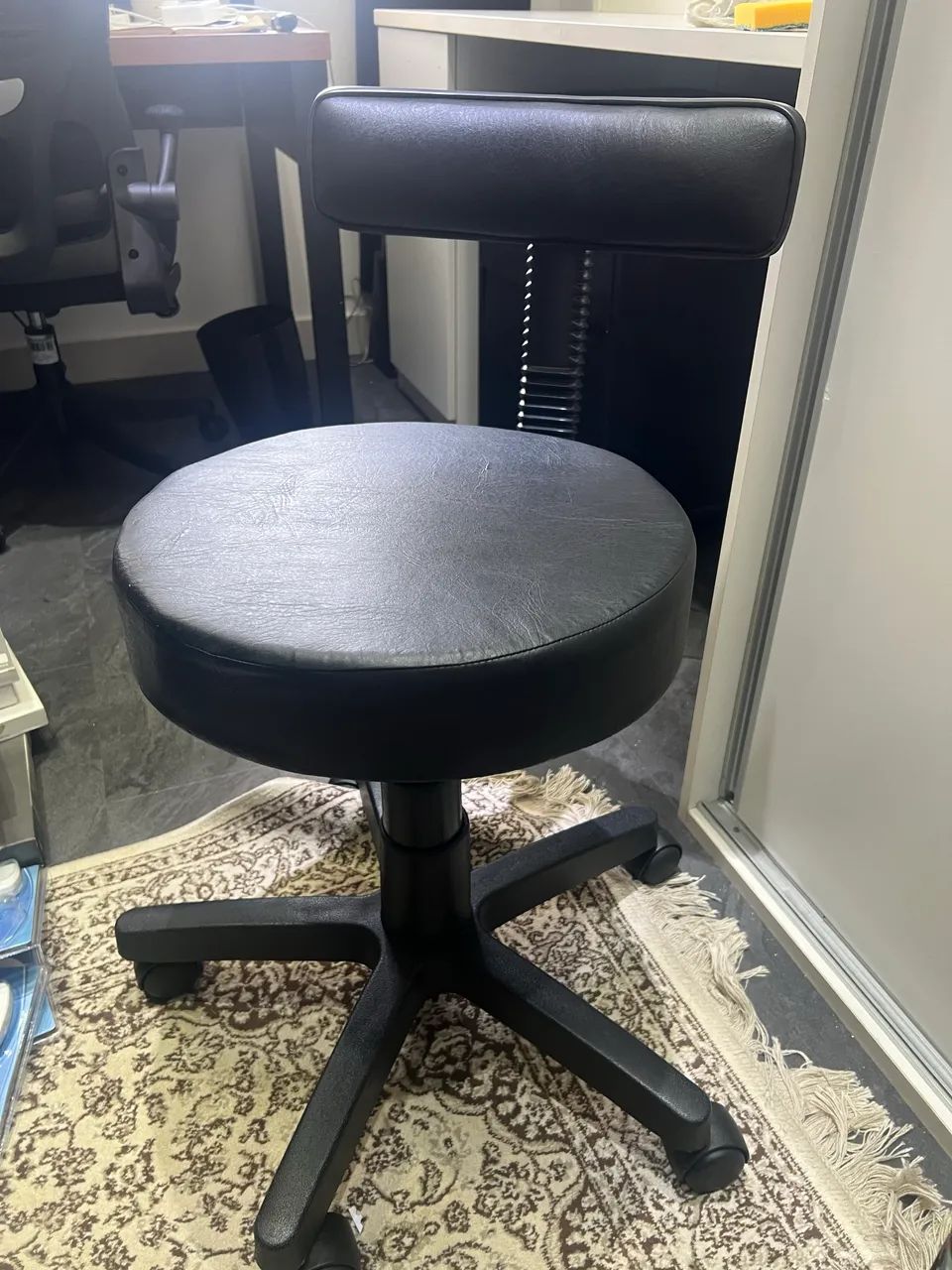 Cadeira de Estúdio Giratória com Regulagem de Altura
