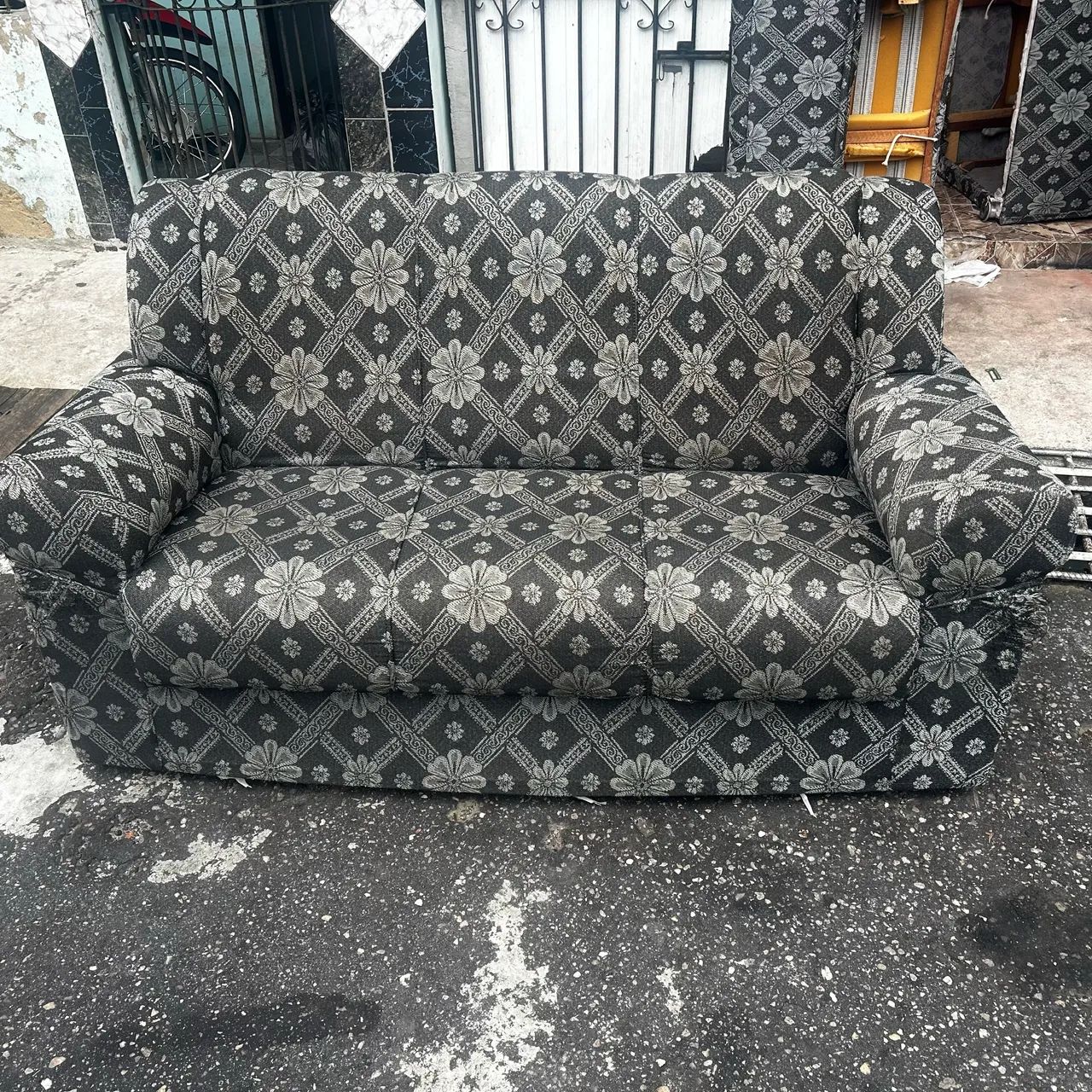 Vende se 2 sofás ( 2 e 3 lugares) e uma bag de entregador 