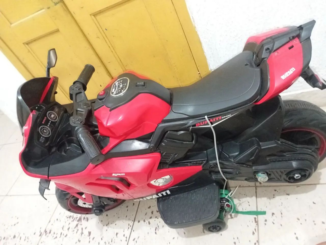 Moto eletrica vermelha