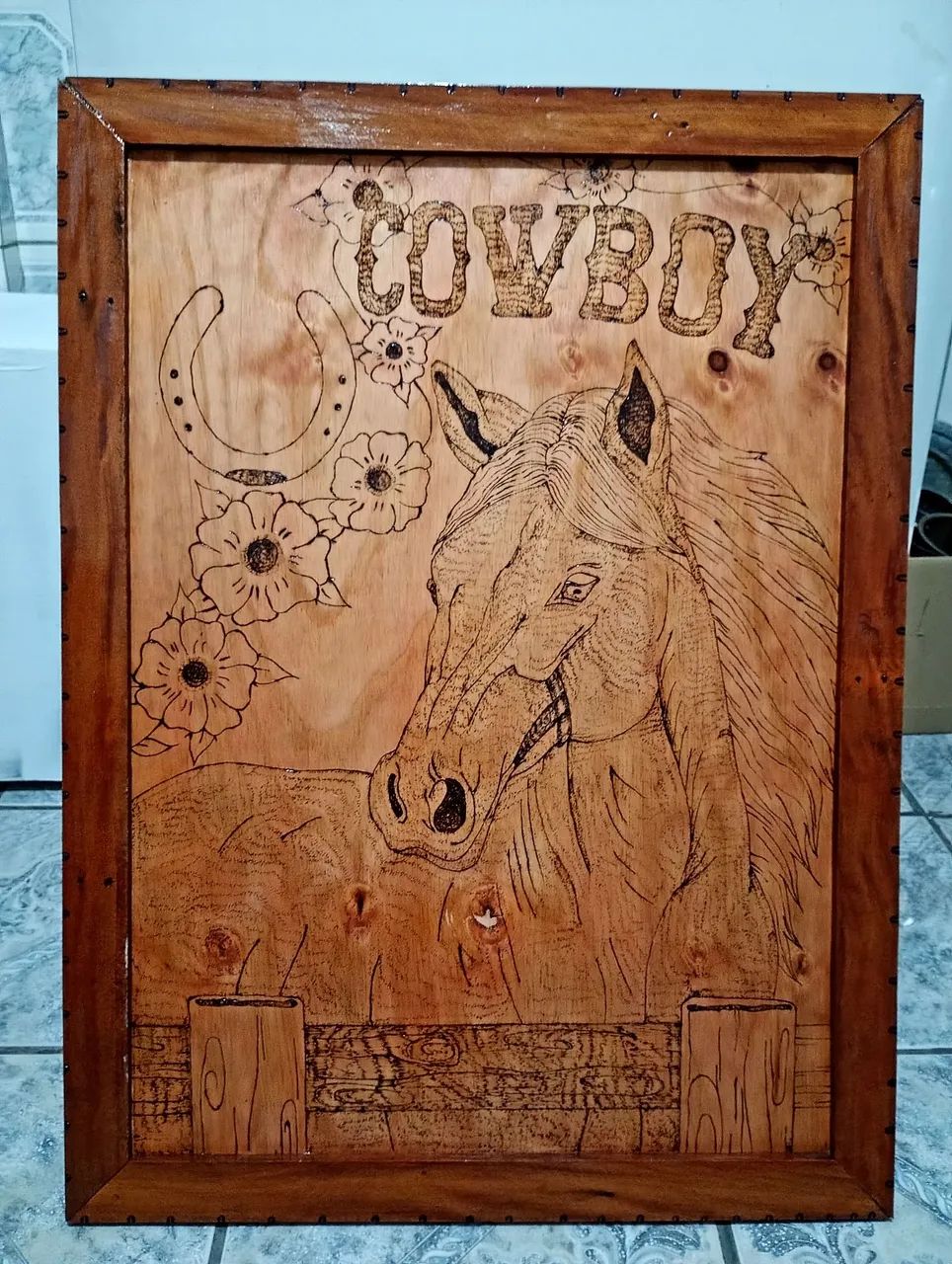 Quadro de cavalo feito com a arte da pirografia 