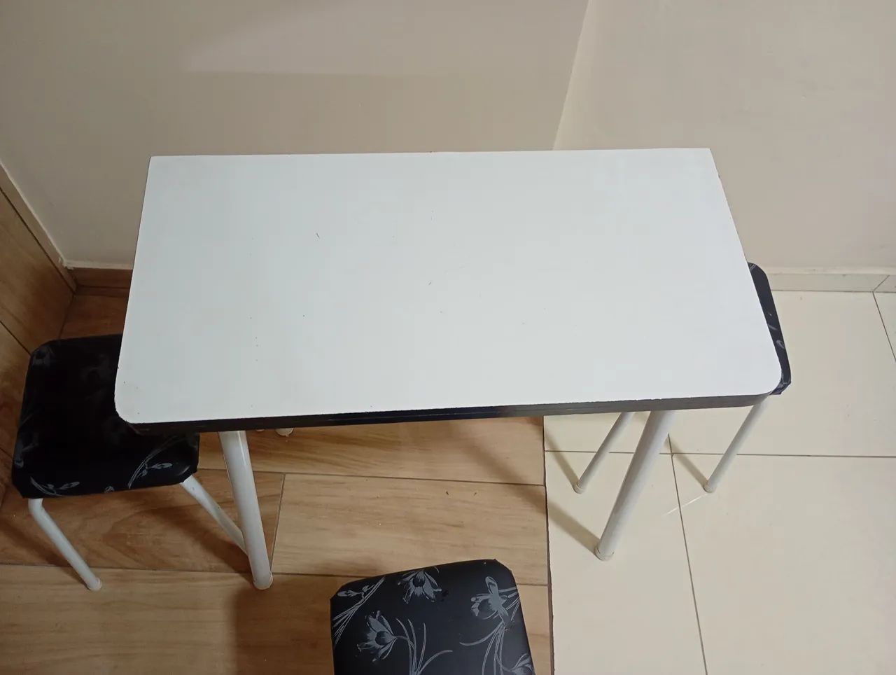 Vendo mesa com 4 cadeiras. - Foto 2
